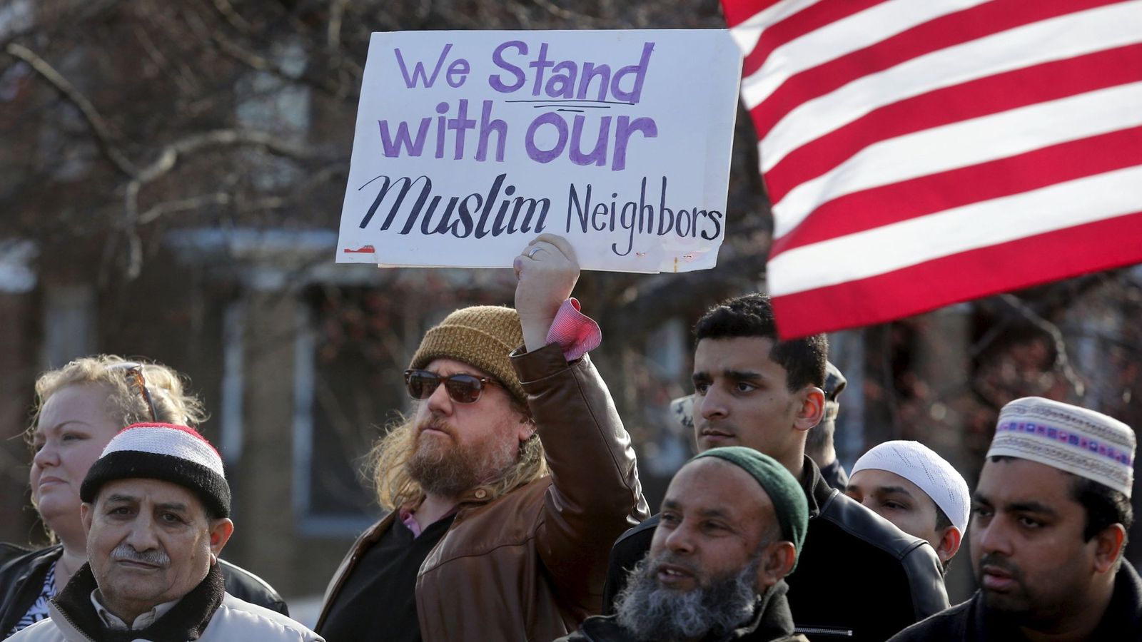 Foto: Frank Woodman sostiene un cartel en apoyo de sus vecinos musulmanes en una protesta contra el Estado Islámico y el extremismo político en Detroit, el 11 de diciembre de 2015. (Reuters)