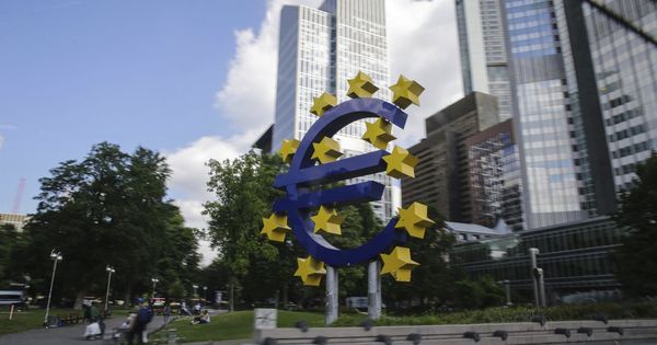 Foto: Vista de la escultura del euro delante de la sede del Banco Central Europeo en Fráncfort (Alemania). (EFE)