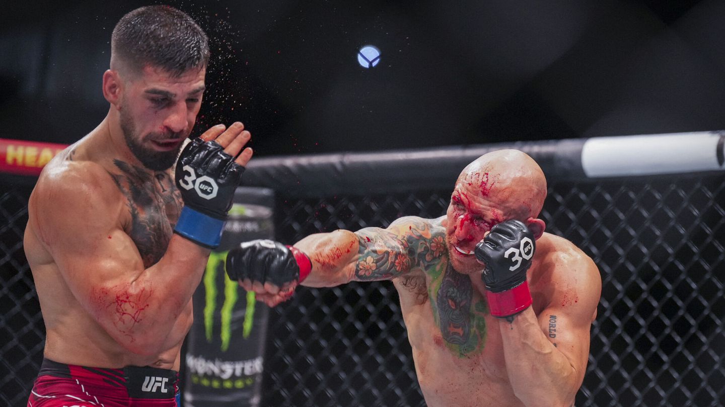 Ilia Topuria esquiva un puñetazo de Josh Emmett en el UFC Fight Night. (David Yeazell/USA TODAY Sports).
