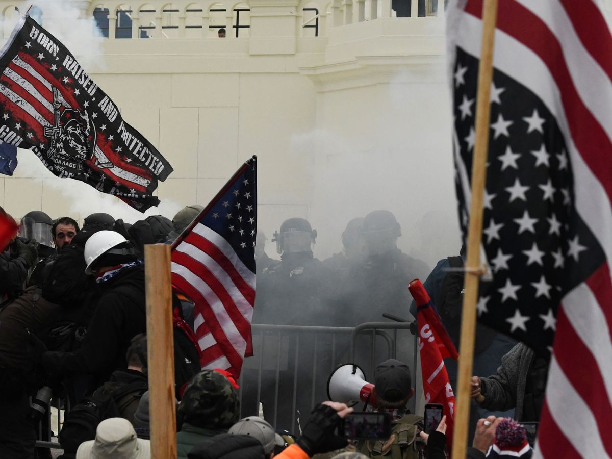 Foto: Choque entre manifestantes y policía en las puertas del Capitolio. (Reuters)