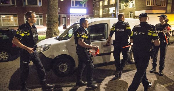 Foto: Agentes de la policía holandesa inspeccionan una furgoneta con matrícula española que activó la alarma. (EFE)