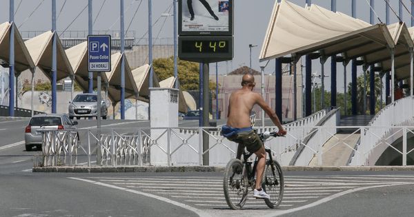 Foto: Un termómetro marca 44 grados en Sevilla. (Efe)