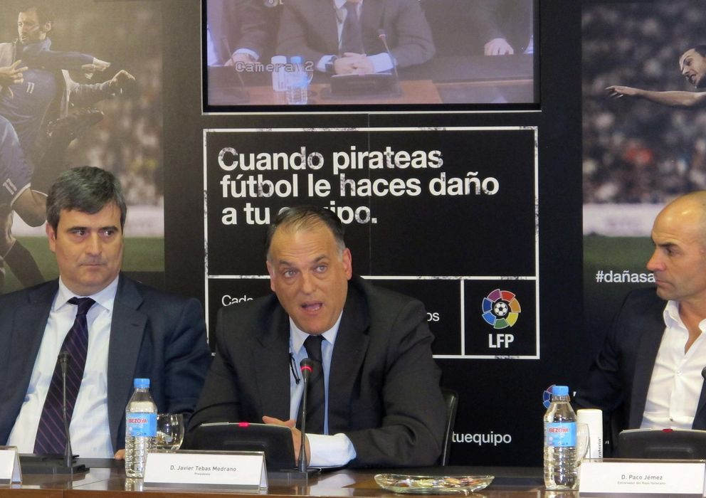 Foto: Miguel Cardenal, Javier Tebas y Paco Jémez, durante la presentación de la campaña anti-piratería (EFE)