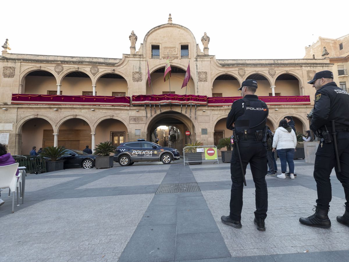 Foto: Agentes de la Policía Nacional en un municipio de Murcia. (EFE/Marcial Guillén)