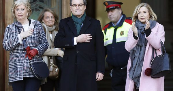 Foto: El expresidente de la Generalitat Artur Mas (c), la exvicepresidenta Joana Ortega (d) y la exconsellera Irene Rigau (i), en el Palacio de Justicia de Barcelona. (EFE)