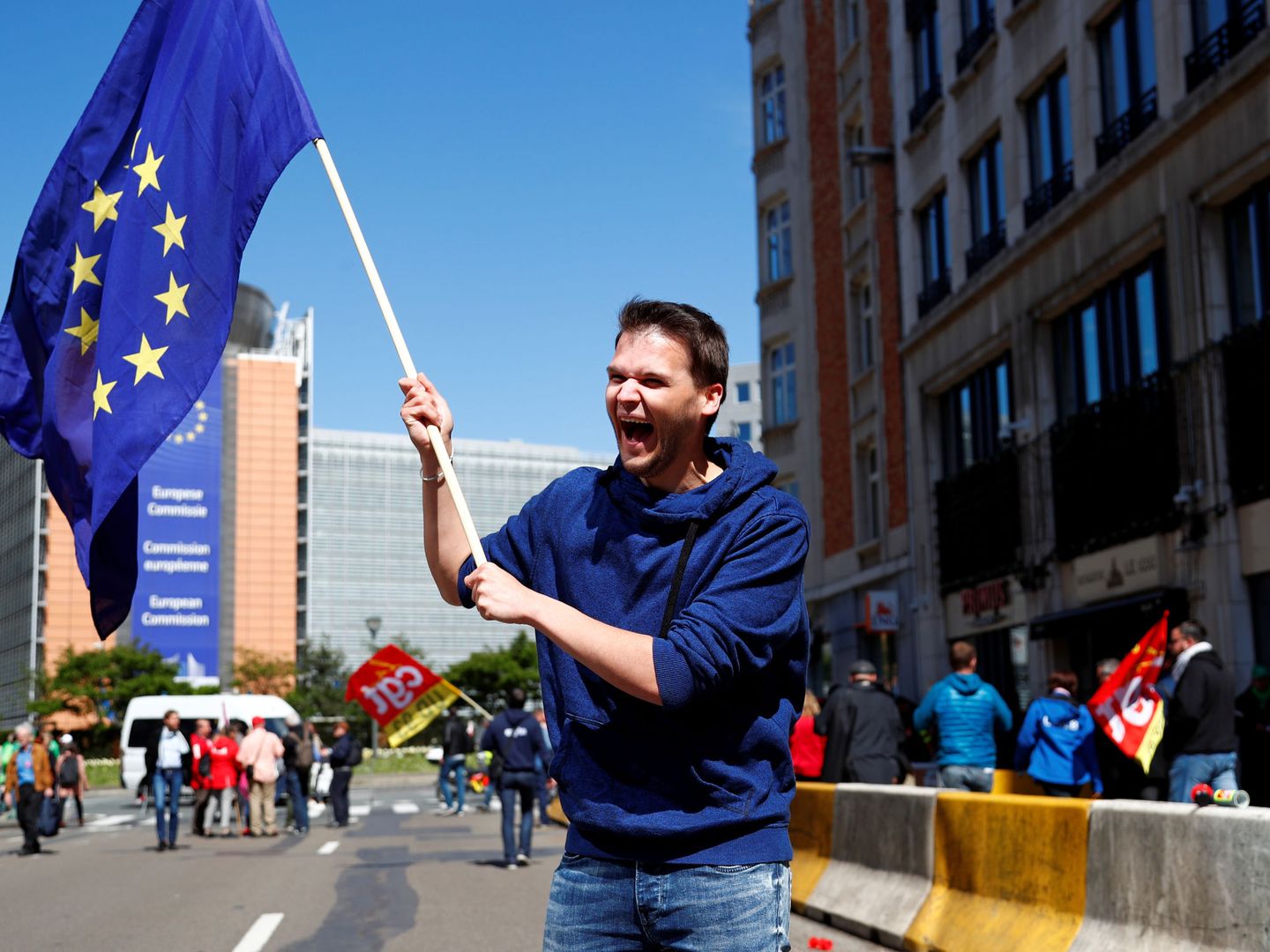 Manifestante frente a la sede de la Comisión Europea en Bruselas. (Reuters)