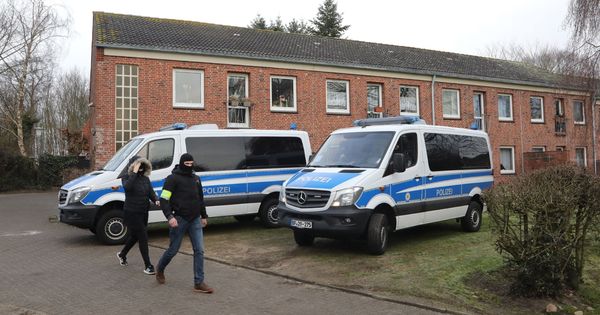 Foto: Dos coches de policía permanecen aparcados frente a un edificio residencial en Meldorf, norte de Alemania. La policía alemana detuvo este miércoles a tres refugiados iraquíes en el estado federado de Schle. (EFE)