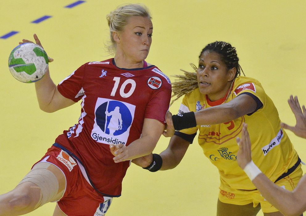 Foto: Marta Mangué trata de frenar a una jugadora noruega (Efe).