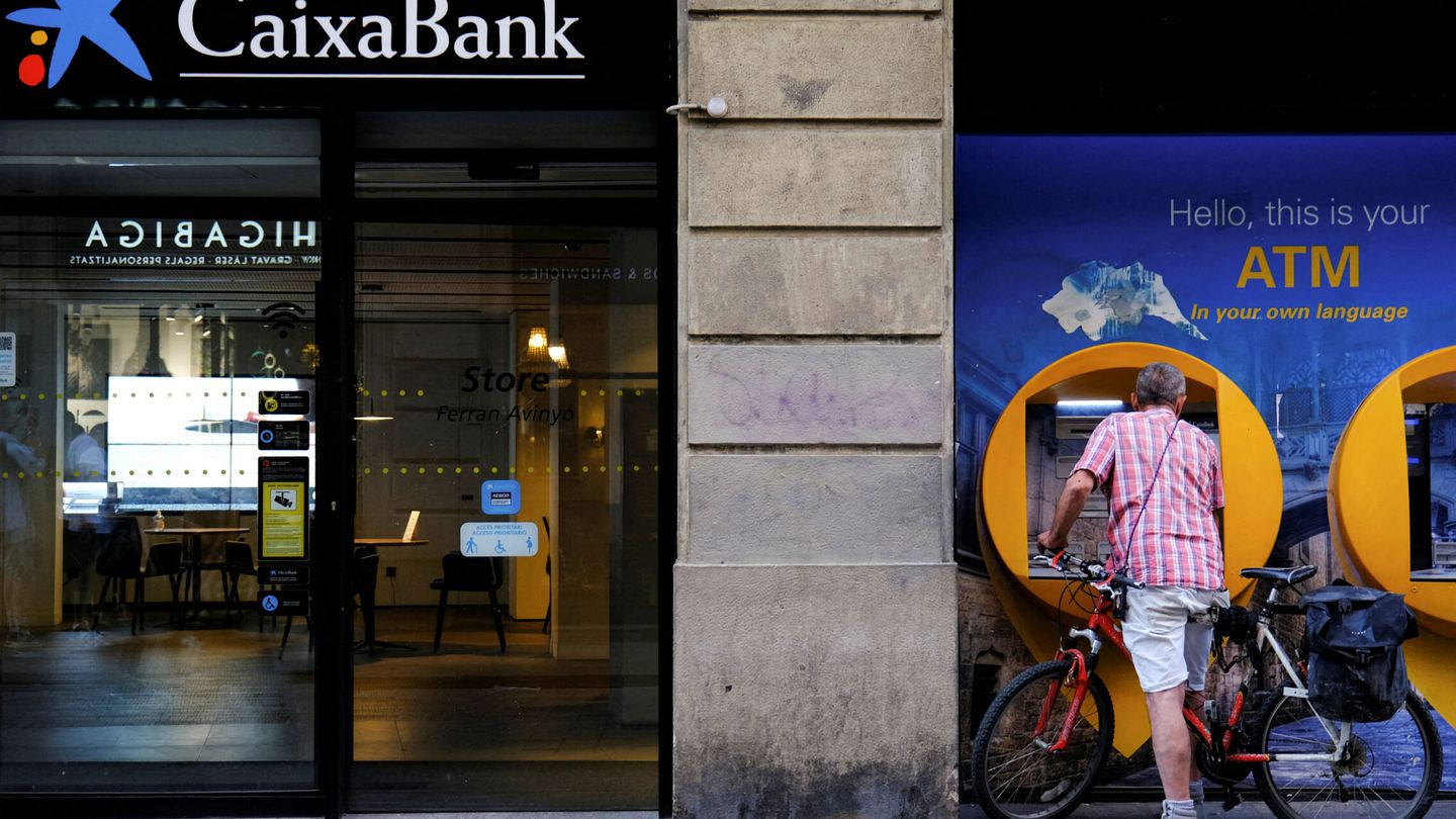 Un hombre, en un cajero de CaixaBank en Barcelona, en 2022. (Reuters/Nacho Doce)
