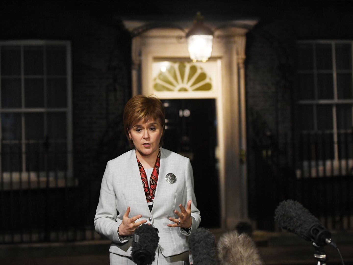 Nicola Sturgeon atiende a los medios tras una reunión con Theresa May, en el 10 de Downing Street, en Londres. (EFE)