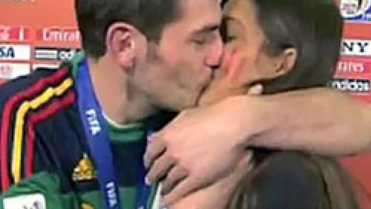 Casillas besó la Copa del Mundo... y a Carbonero