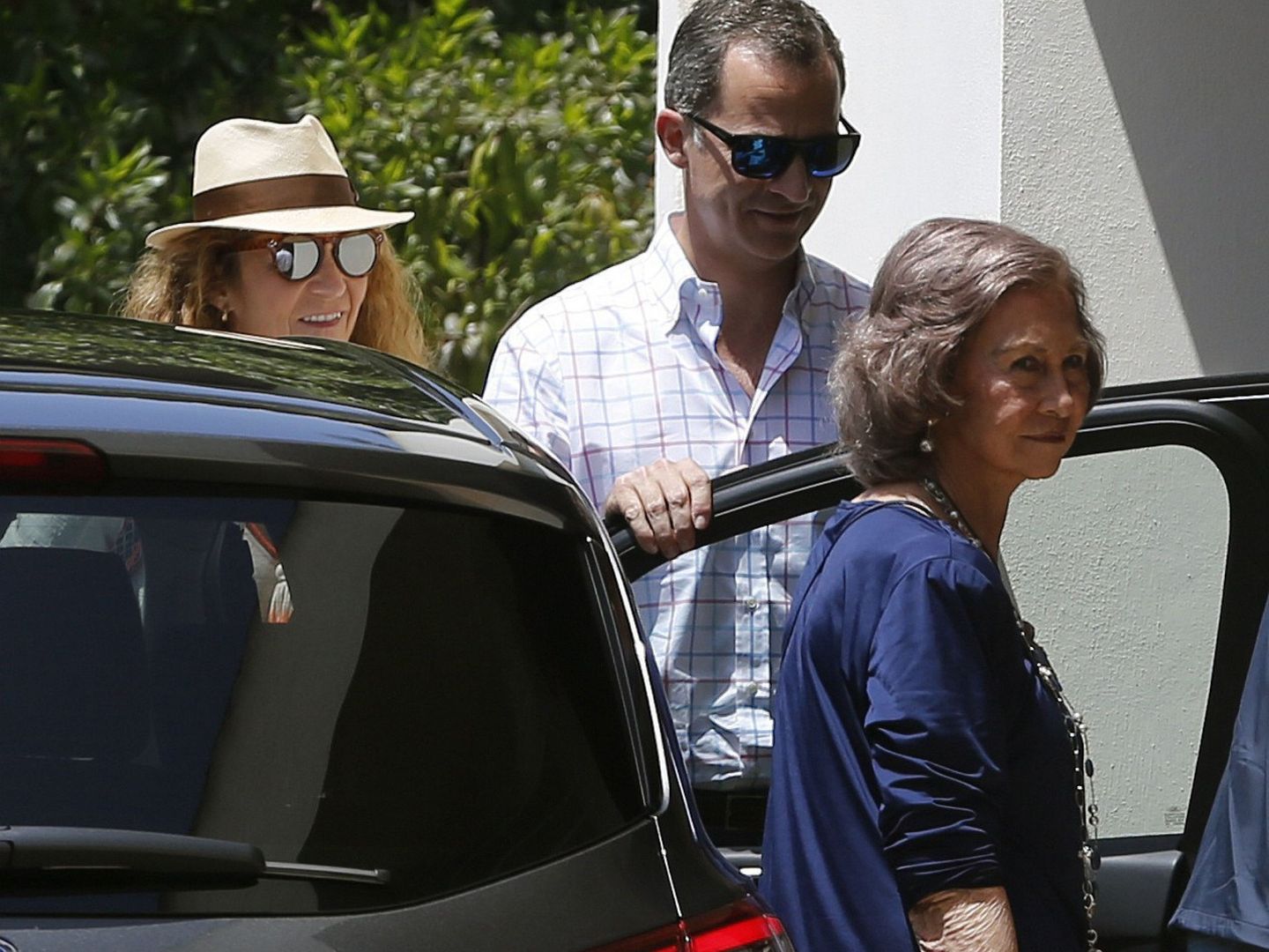 El rey Felipe, la reina Sofía y la infanta Elena, en el 80º cumpleaños de la infanta Pilar, que celebró en su casa de Mallorca. (EFE)