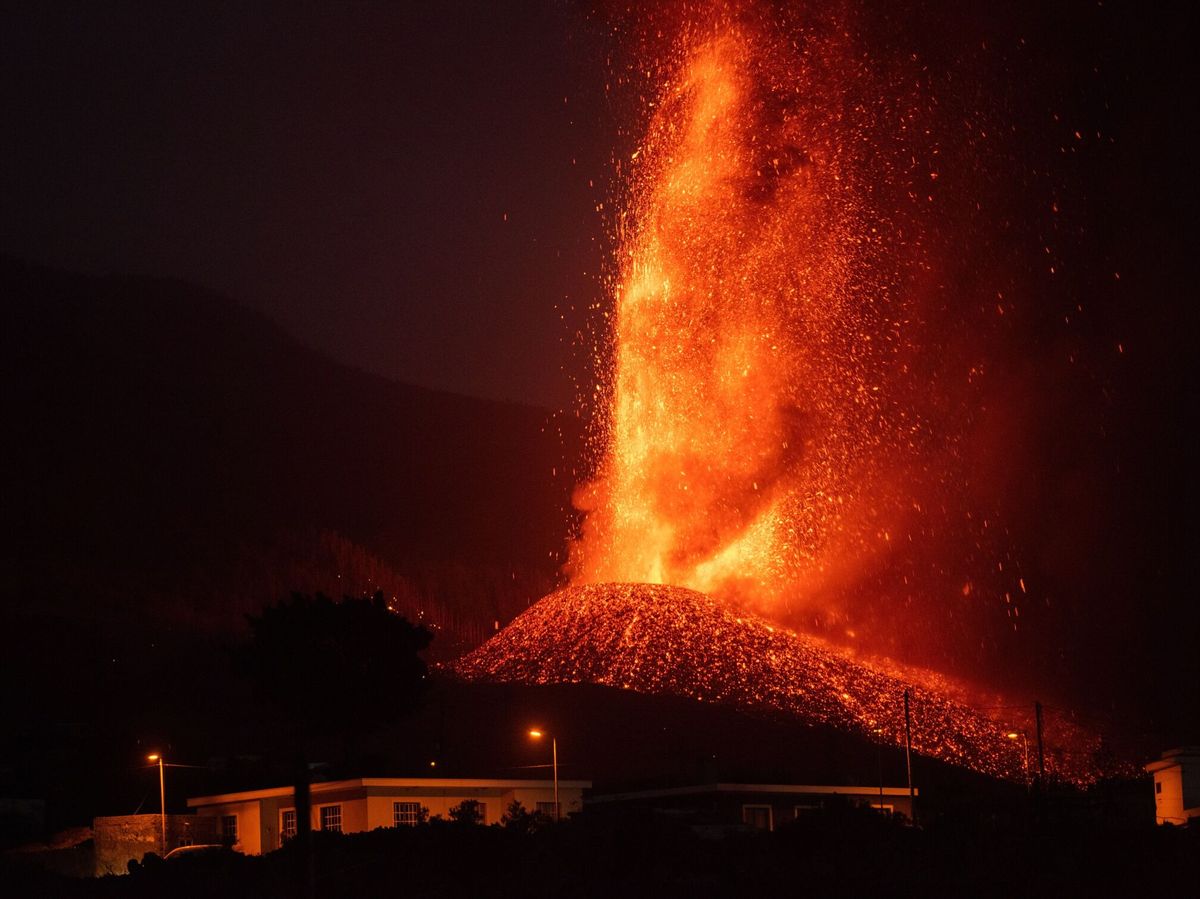 Foto: El volcán de La Palma, conocido por el momento por el nombre de Cumbre Vieja (EFE)
