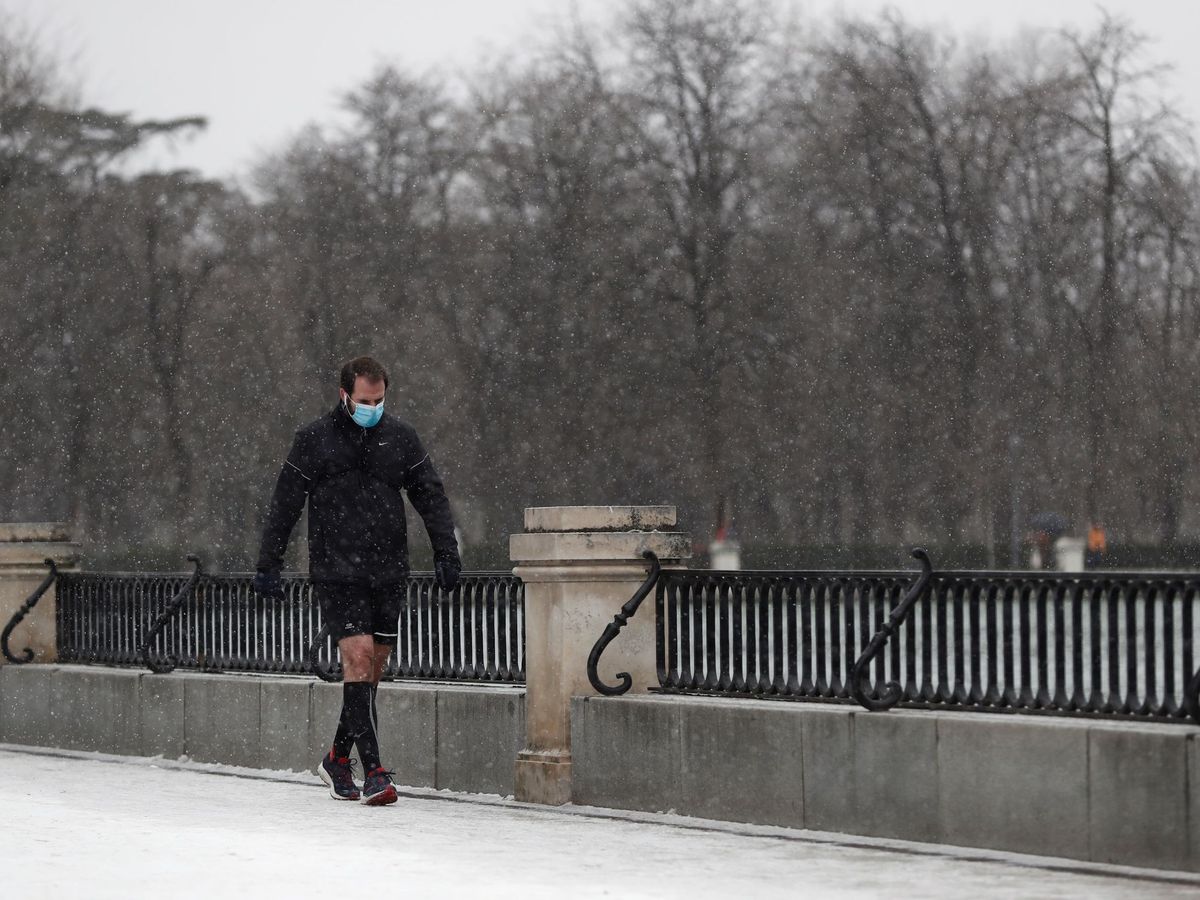 Foto: Un hombre camina sobre la nieve en el parque del Retiro, este viernes. (EFE)