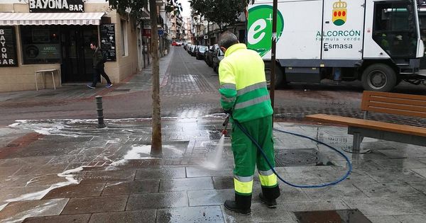 Foto: Un trabajador de la empresa pública Esmasa limpiando una calle de Alcorcón. 