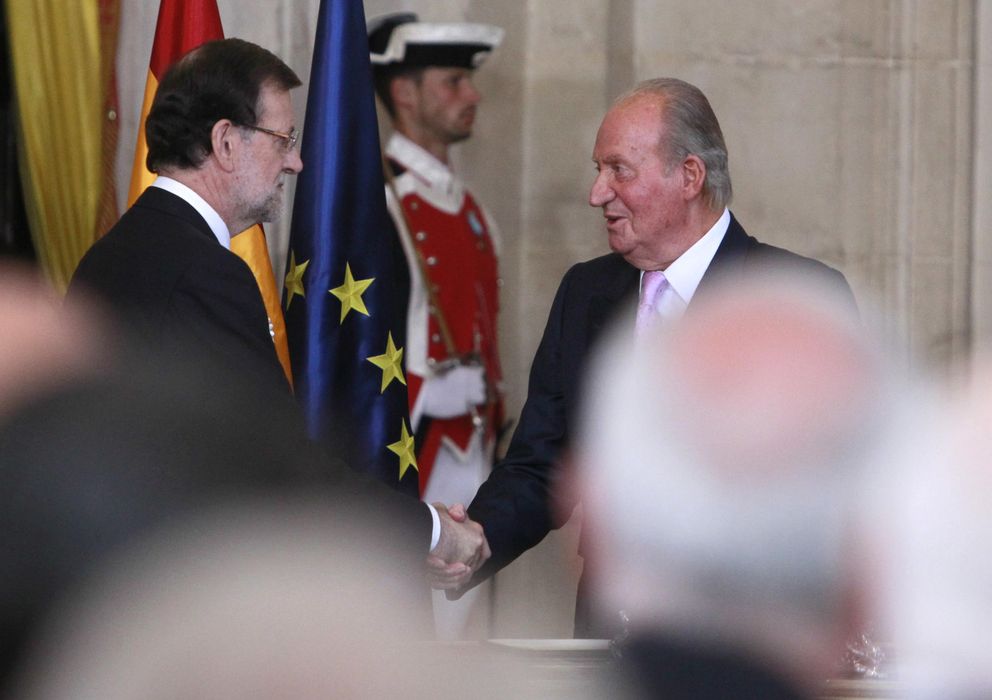 Foto: El rey Juan Carlos y Mariano Rajoy durante la firma la ley de abdicación. (Gtres)