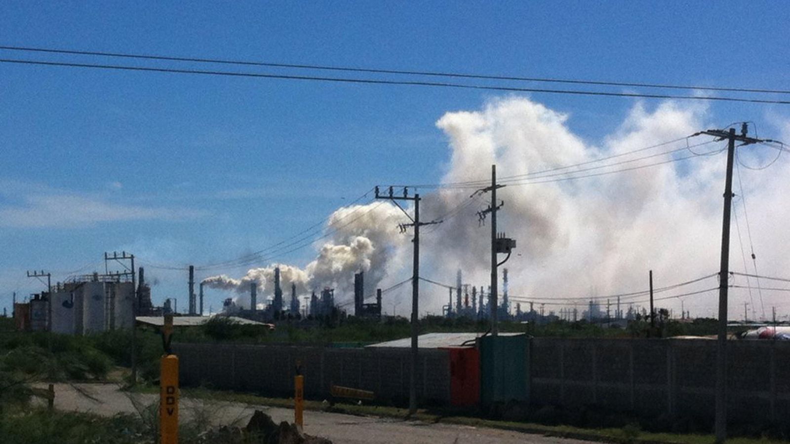 Foto: Incendio en una refinería de Pemex. (EFE)