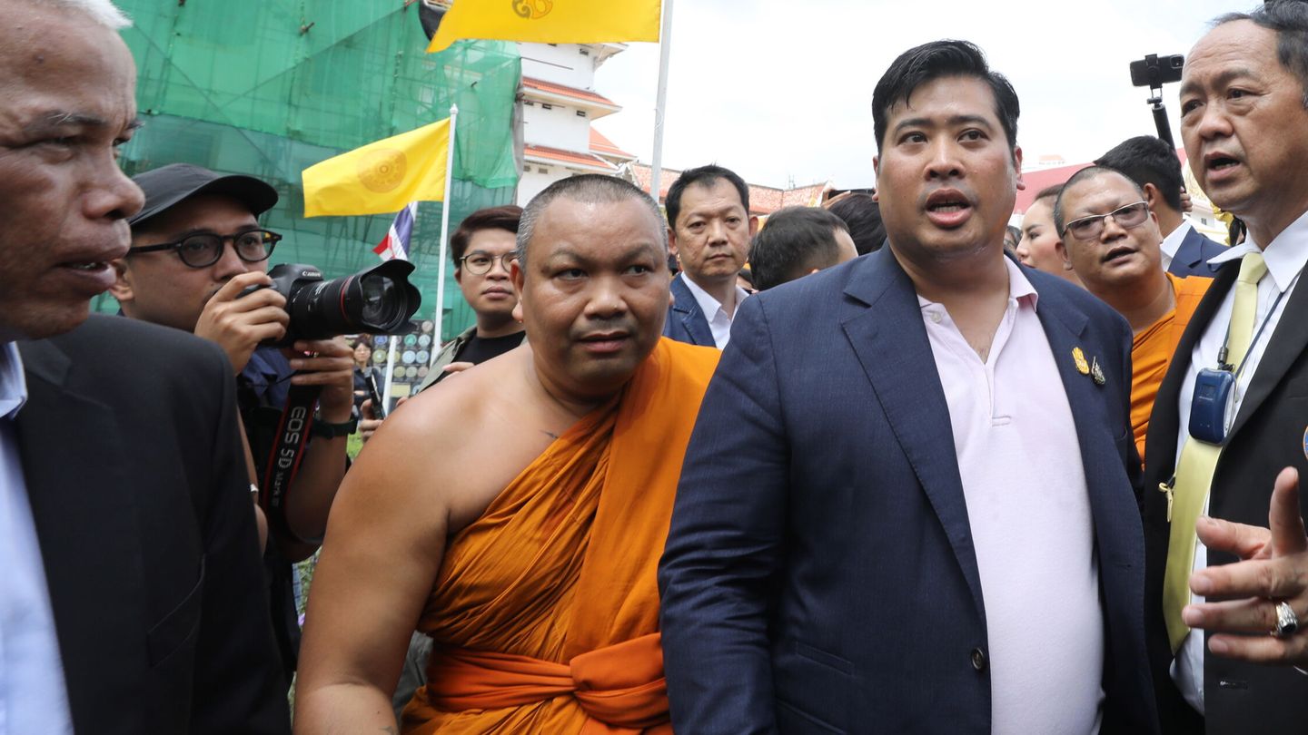 El hijo del rey de Tailandia, Vacharaesorn Vivacharawongse, visita Bangkok. (EFE)