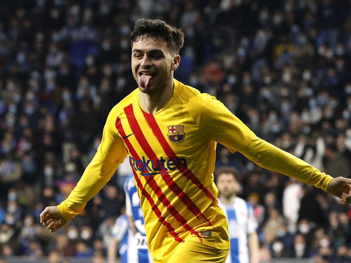 Foto: Pedri celebra un gol en el derbi catalán. (Reuters/Albert Gea)