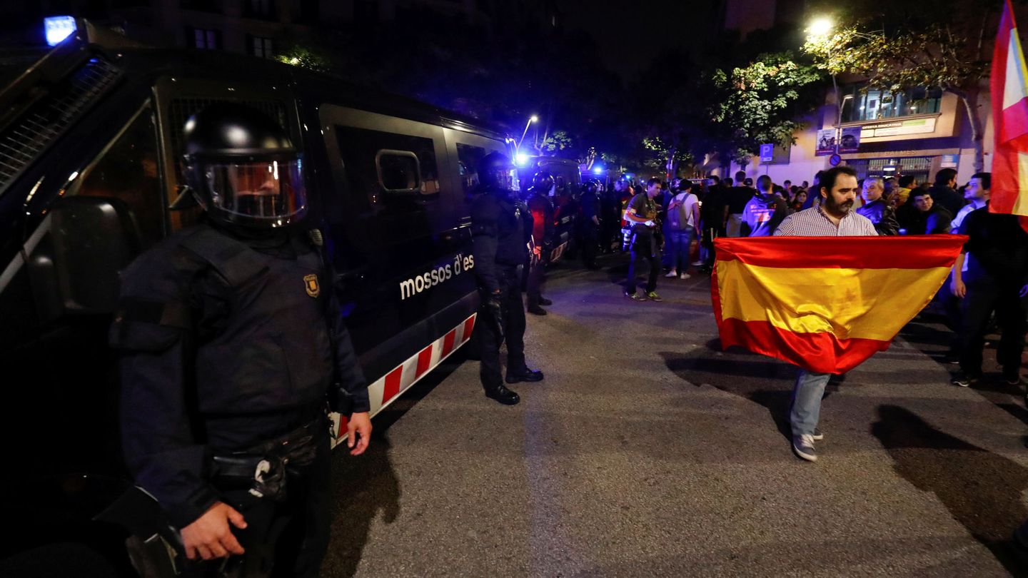 Un manifestante a favor de la unidad de España sostiene una rojigualda por Barcelona. (Reuters)