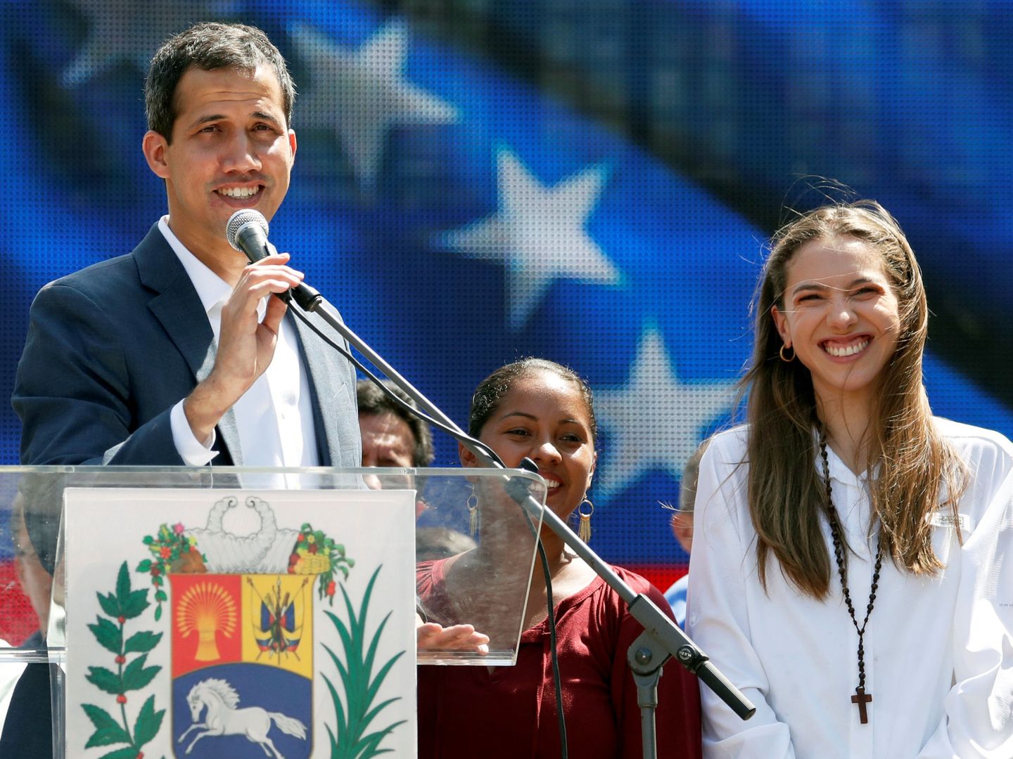 Juan Guaidó y su esposa Fabiana Rosales hablan frente a la multitud. (Reuters)