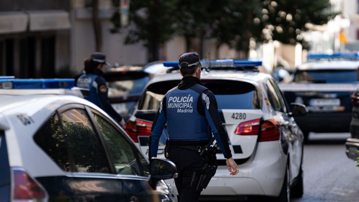 Detenido un hombre que entró a una comisaría con un cuchillo amenazando a agentes en Madrid
