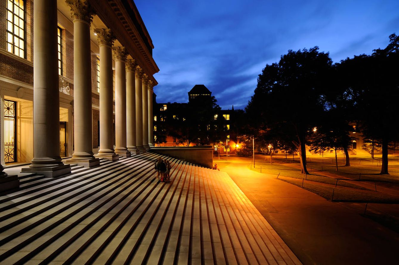 Biblioteca de la Universidad de Harvard, que suele gastar 3,5 millones anuales en suscripciones (iStock)