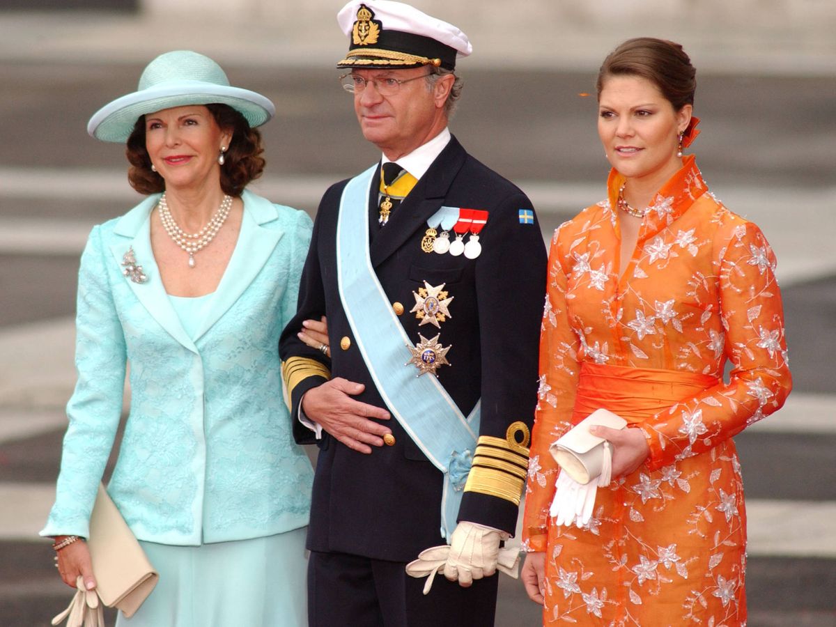 Foto: Carlos Gustavo de Suecia, junto a la reina Silvia y la princesa Victoria. (Getty)