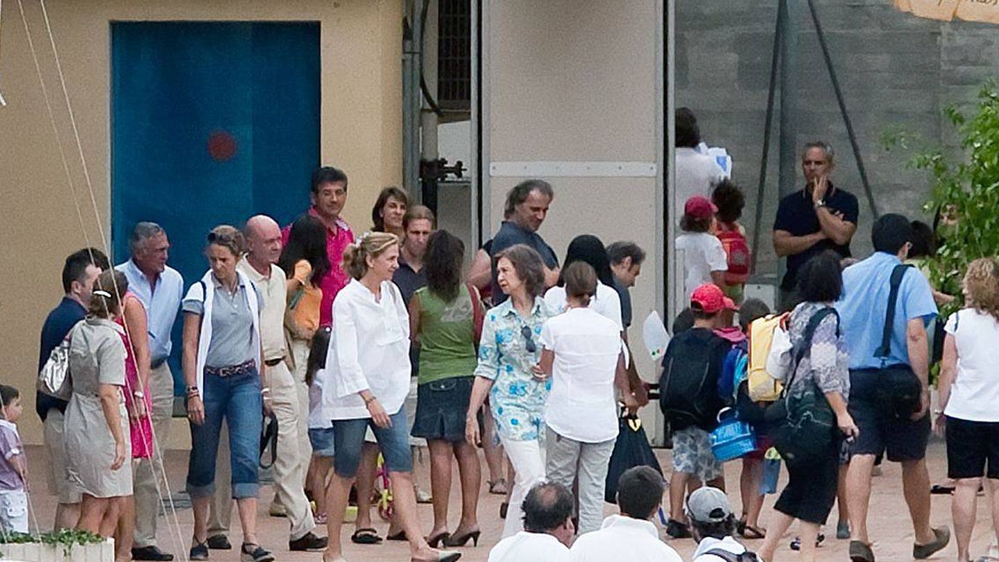 La reina Sofía y las infantas Elena y Cristina a su llegada al Club Náutico de Calanova. Era 2010. (EFE)