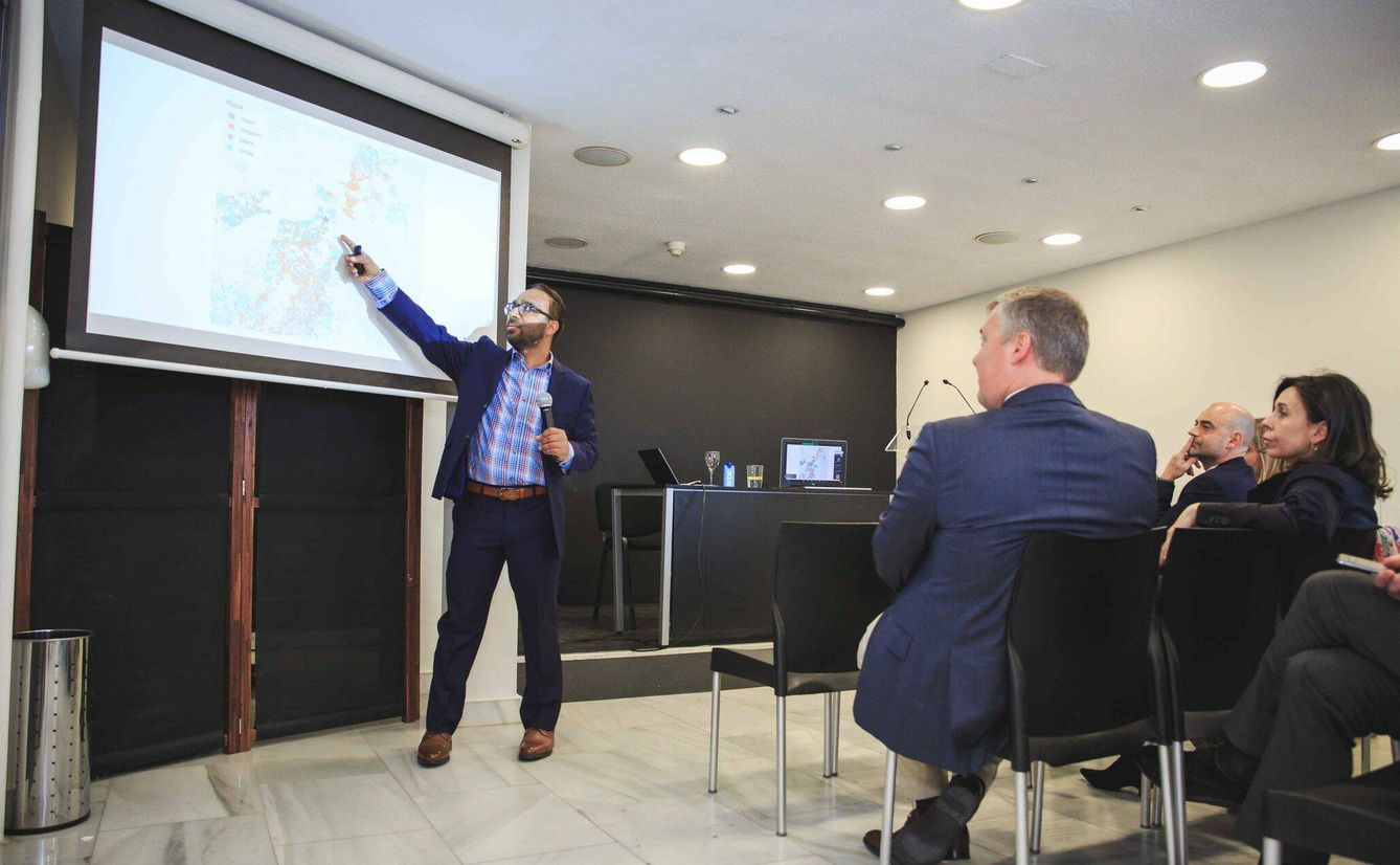 El profesor de Harvard, Sharad Goel, en su visita a la escuela en Madrid, donde explicó cómo usar algoritmos en políticas públicas. (Cedida)