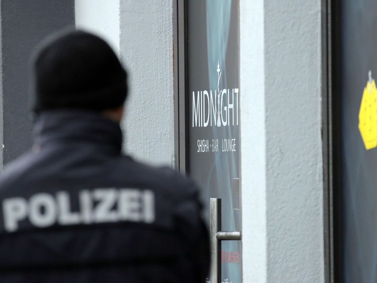 Foto: Un policía en la escena del crimen en Hanau. (Reuters)