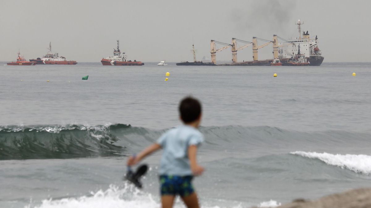 El alcalde de La Línea (Cádiz) espera que el buque accidentado no dañe el medio ambiente