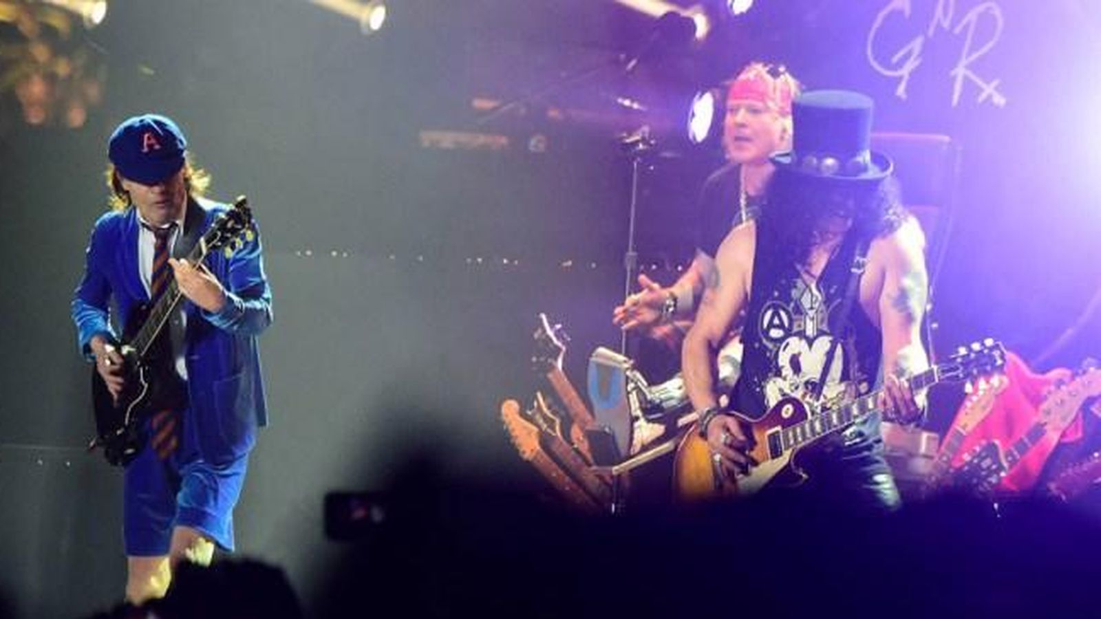 Foto: Angus Young tocando con Guns N' Roses en el festival de Coachella.