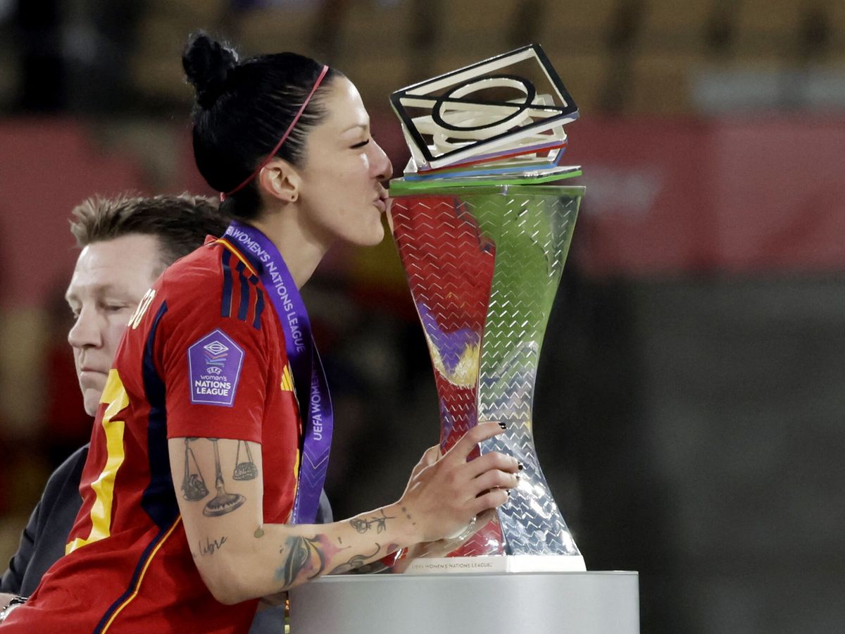 Foto: Jennifer Hermoso besa el trofeo de la Liga de Naciones. (REUTERS Jon Nazca)