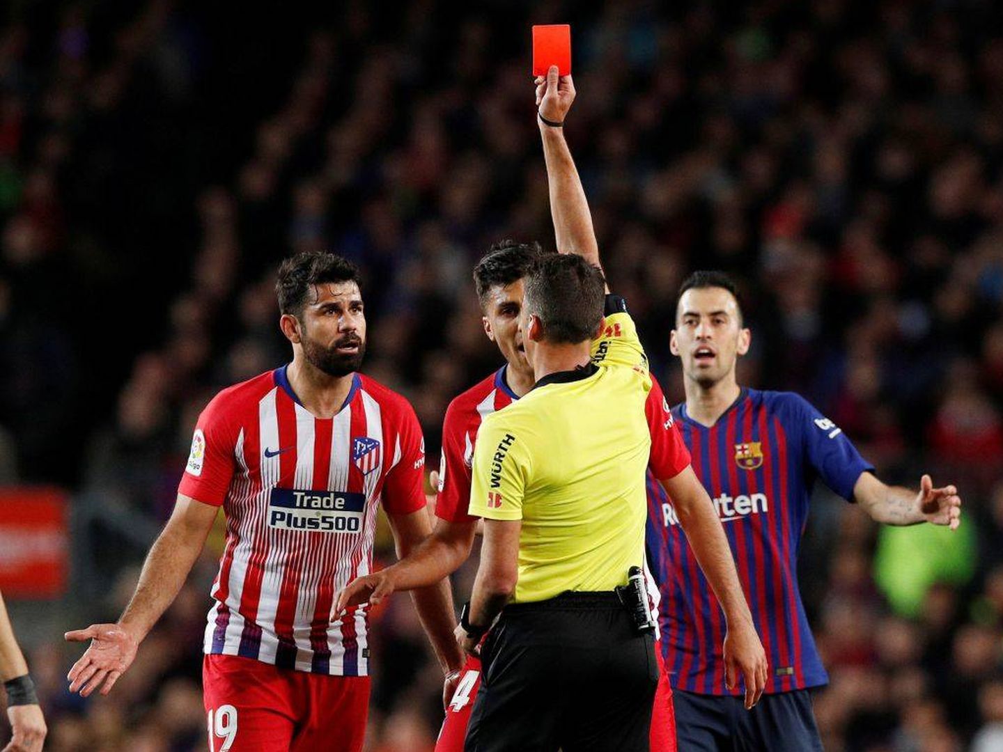 Diego Costa, en el momento de ver la tarjeta roja. (EFE)