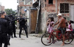 Un día con los comandantes de la guerra en las favelas de Río