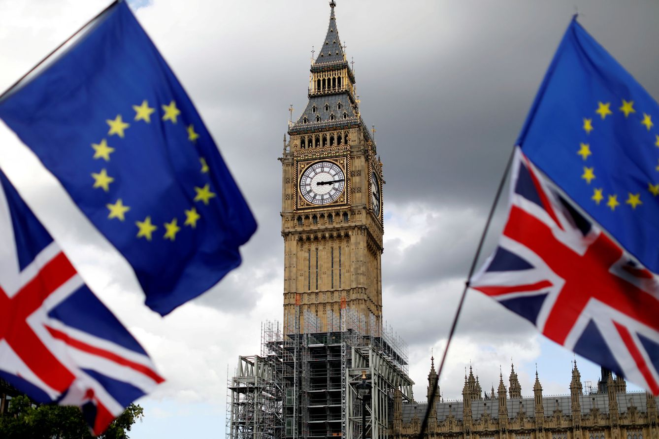 Banderas británicas y europeas con el Parlamento británico de fondo. (Reuters)