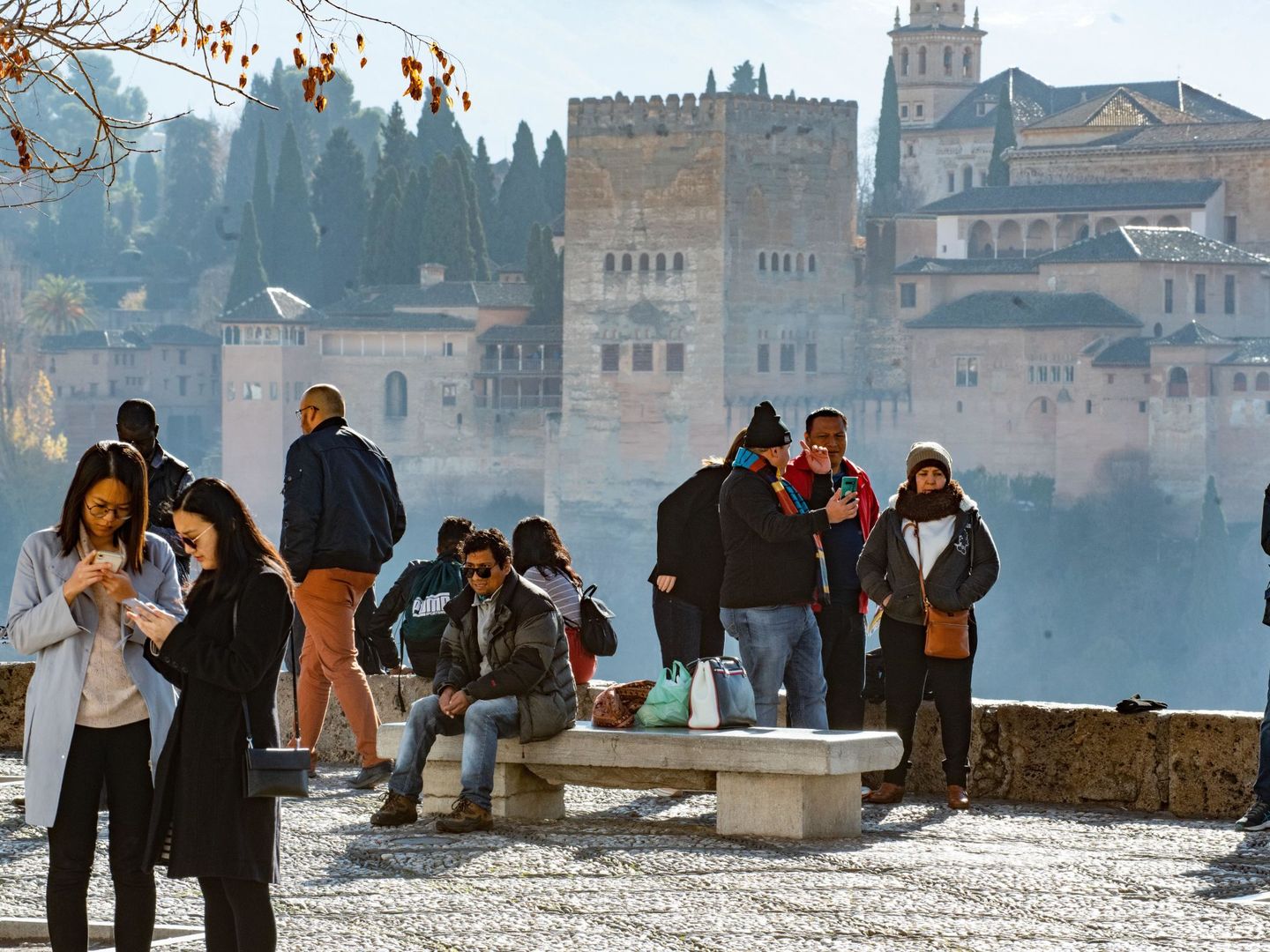 Turistas en el mirador de san Nicolas, frente a la Alhambra de Granada. (EFE)