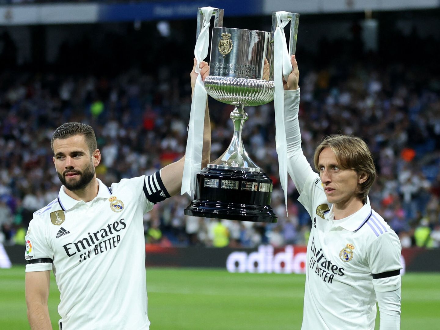 Nacho, con el brazalete de capitán, y Modric, con la última Copa ganada. (REUTERS/Isabel Infantes)