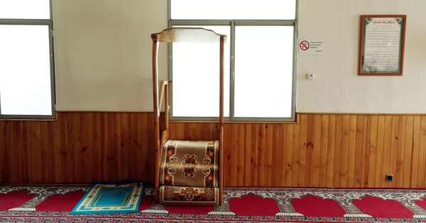 Foto: Interior de la mezquita de Ripoll, donde estaba destinado Abdel Baki Essati. (Reuters) 