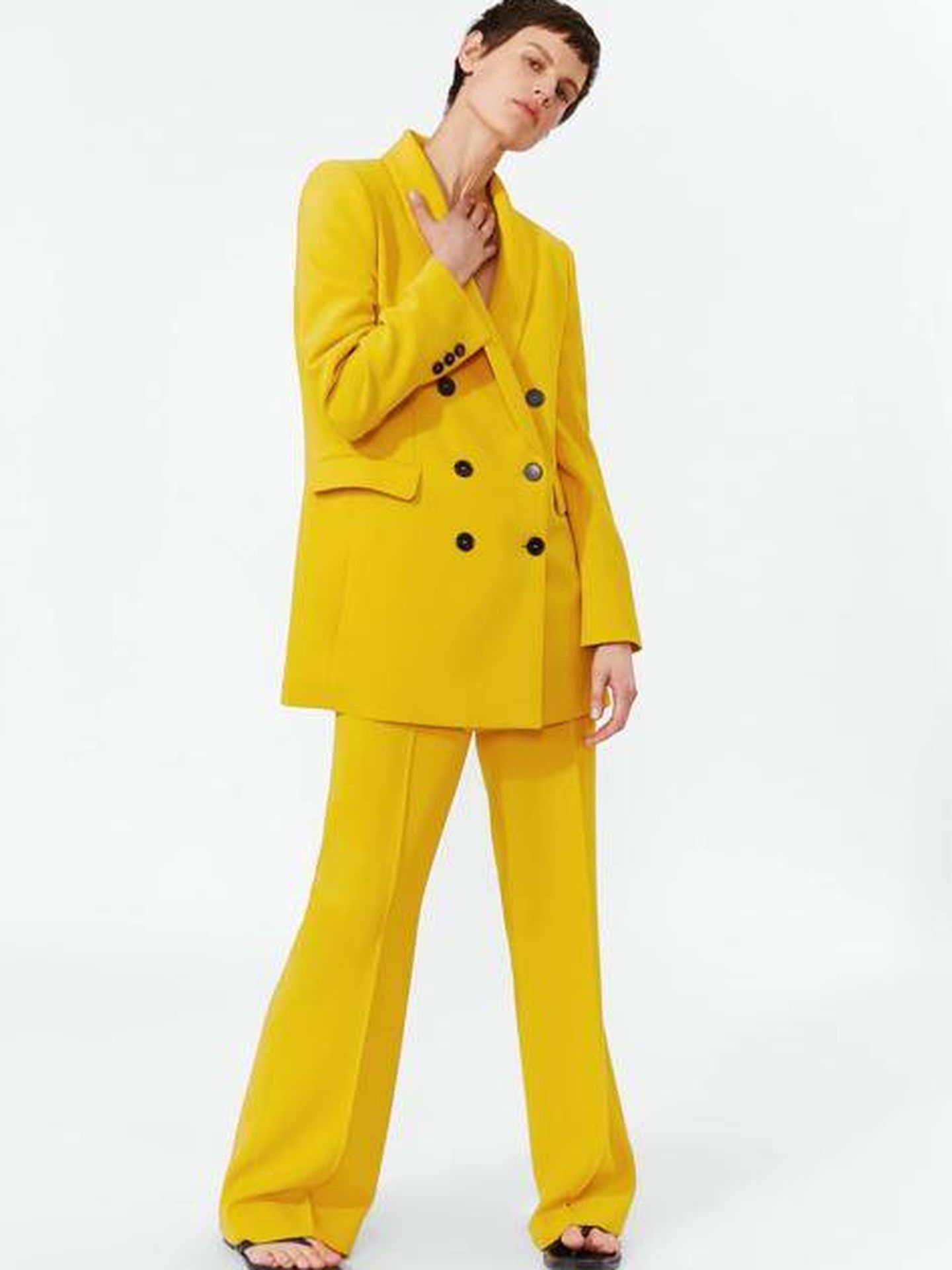 El traje amarillo de Zara. (Cortesía)
