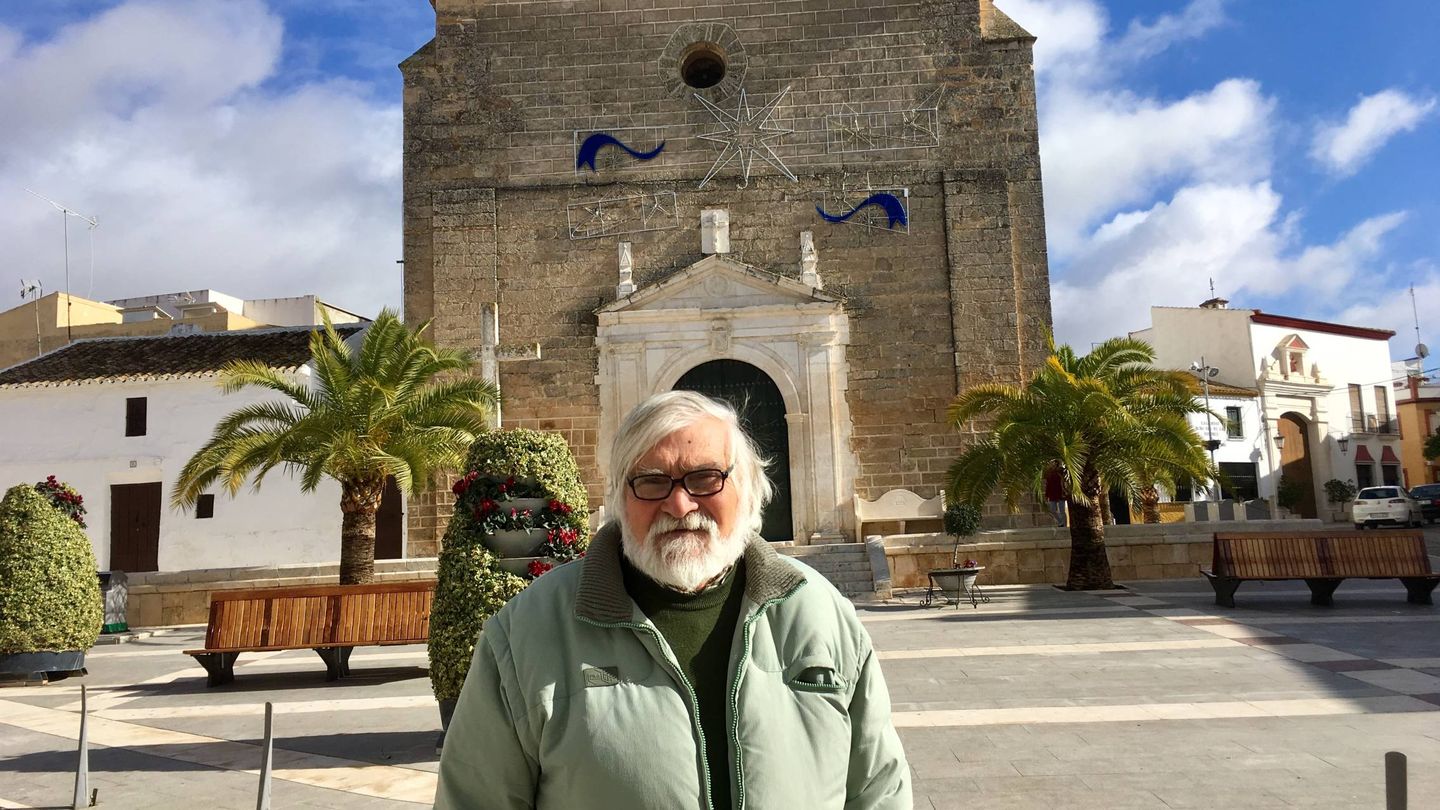El cura Enrique Priego, frente a la iglesia de Pedrera. (Javier Caraballo)