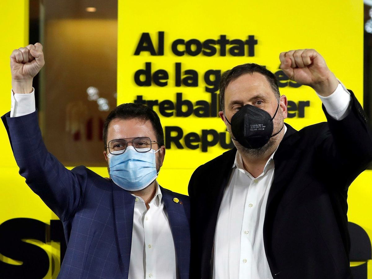Foto: El presidente de la Generalitat, Pere Aragonès (i), y el presidente de ERC, Oriol Junqueras. (EFE)
