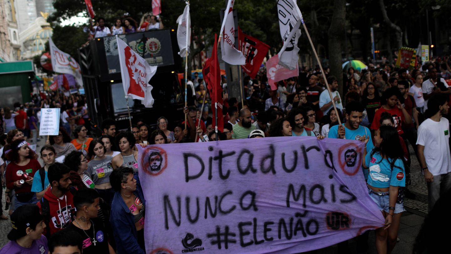 Manifestación contra Jair Bolsonaro y la dictadura militar en Río de Janeiro. (Reuters)