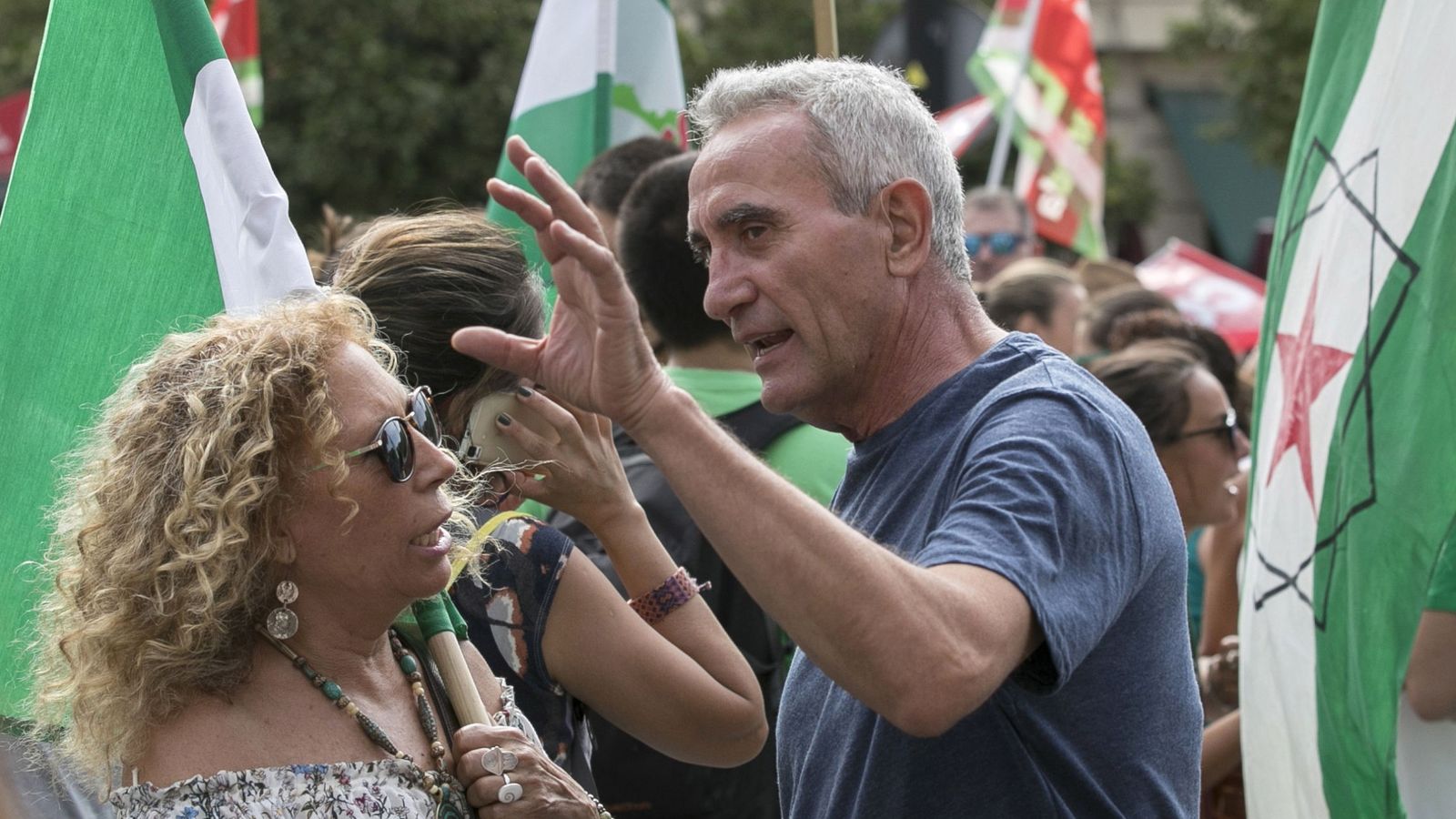 Foto: El diputado Diego Cañamero en la manifestación convocada en Sevilla para protestar contra los "recortes" que la Junta de Andalucía aplicará en el nuevo curso. (EFE)