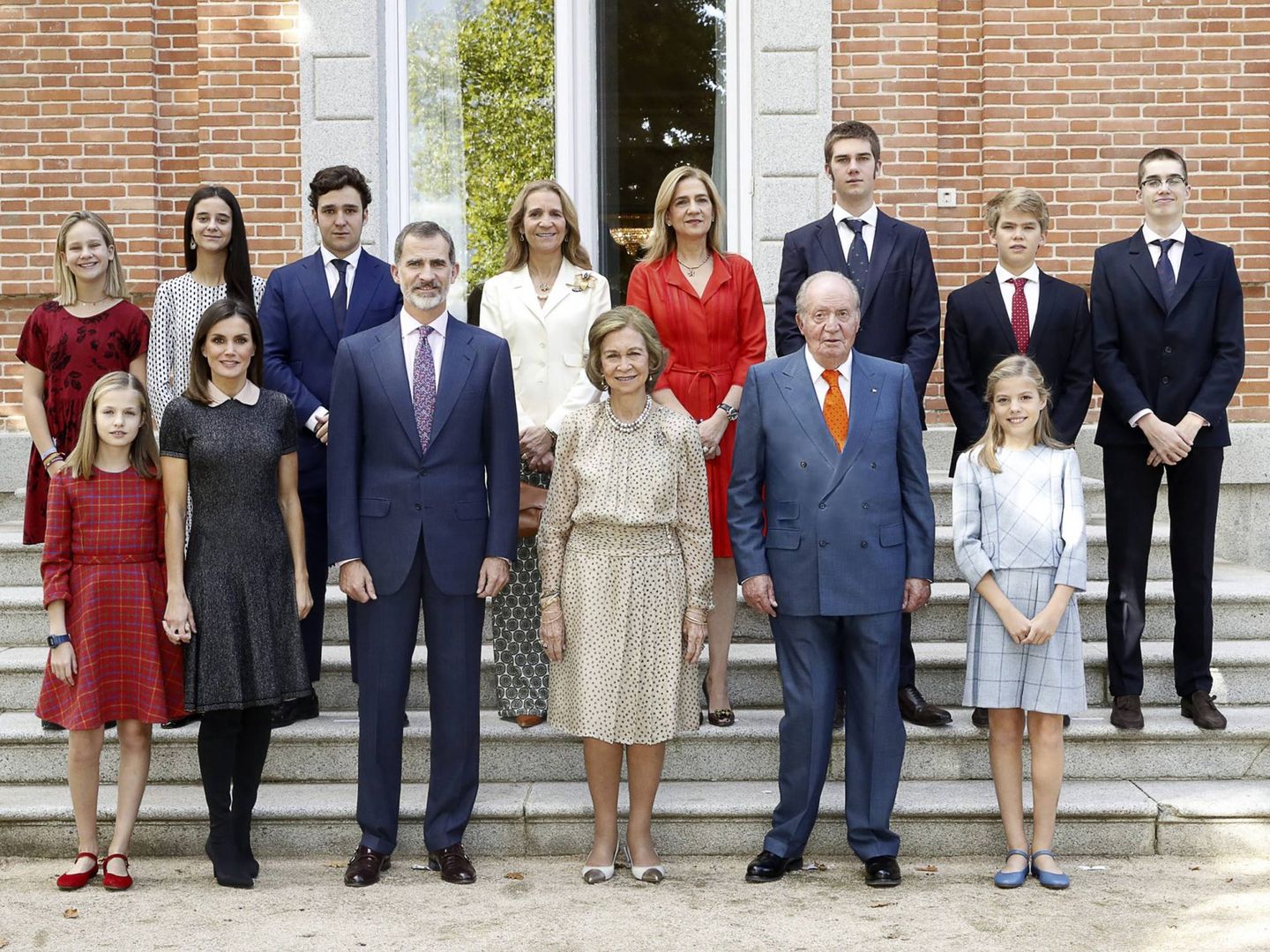 La familia real al completo, excepto Iñaki Urdangarin, en el 80 cumpleaños de la reina Sofía. (EFE)