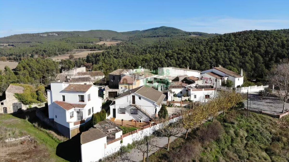 Siete casas, una piscina y una pista de tenis, un poblado a la venta en Lleida por 1 millón