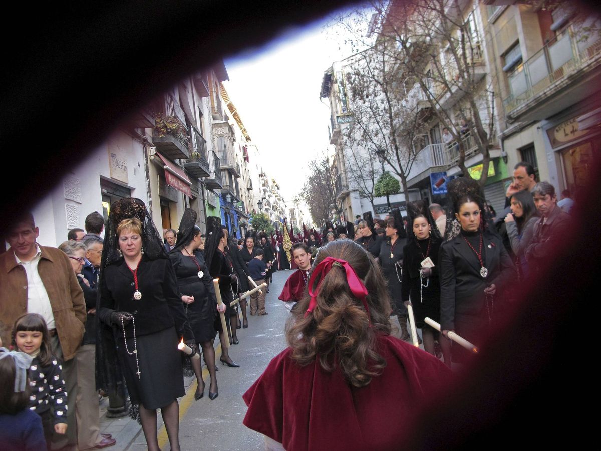 Foto: Una procesión recorre las calles de Granada. (EFE/Miguel Ángel Molina)