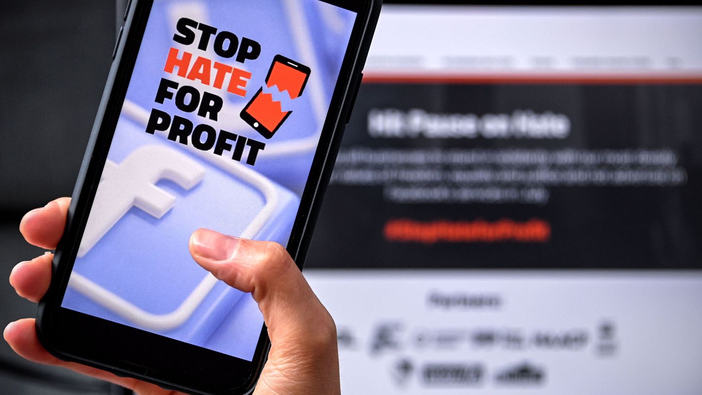 'StopHateForProfit' es el nombre de la campaña que ha llevado a más de 200 empresas a pausar su publicidad en Facebook. (Reuters)