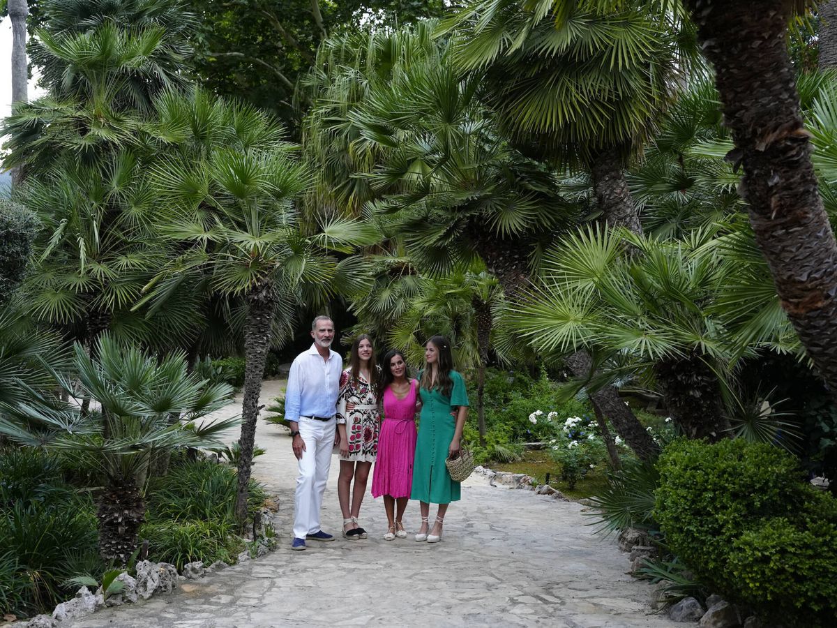 Foto: La familia real, en los jardines de Alfabia. (Limited Pictures)